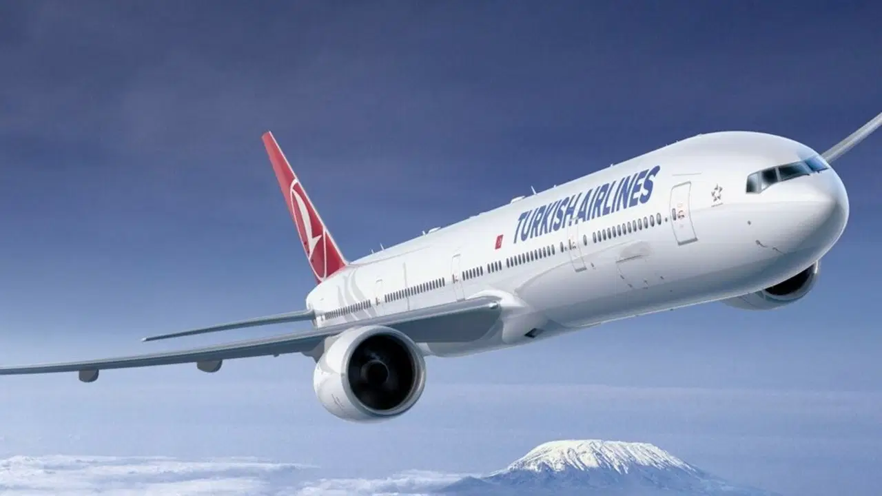 THY uçağı Antalya'da radar antenine çarptı: 267 yolcu tahliye edildi