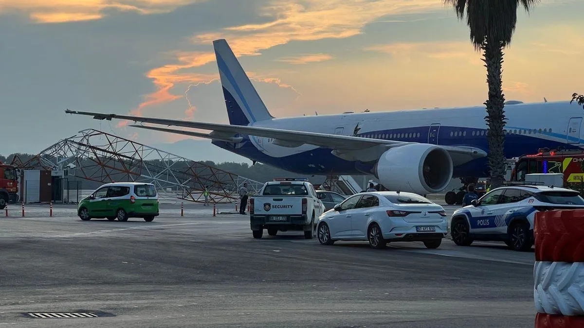 THY uçağının kanadı Antalya'da radar direğine çarptı