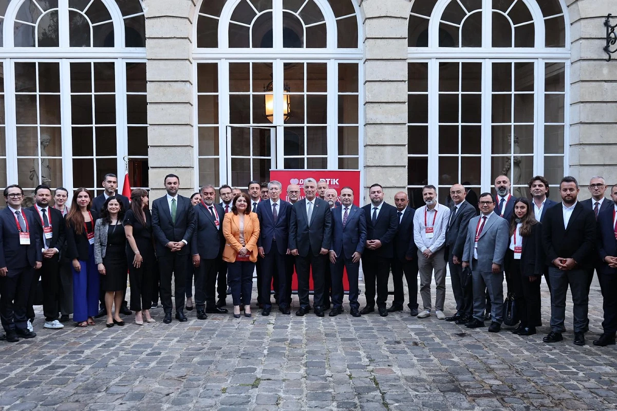 Bakan Bolat Paris'te Türk iş insanlarıyla buluştu