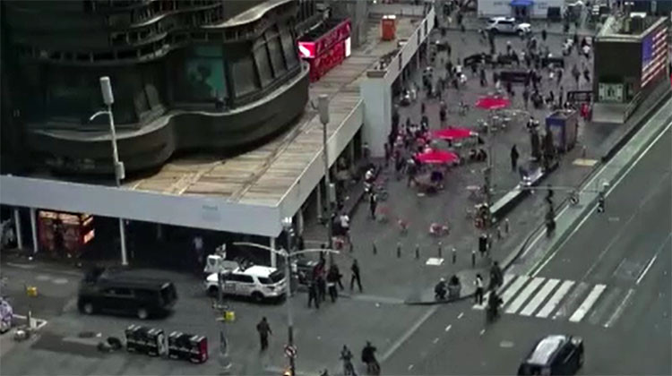 Times Meydanı'nda Silah Sesleri Panik Yarattı: 17 Yaşındaki Şüpheli Gözaltında