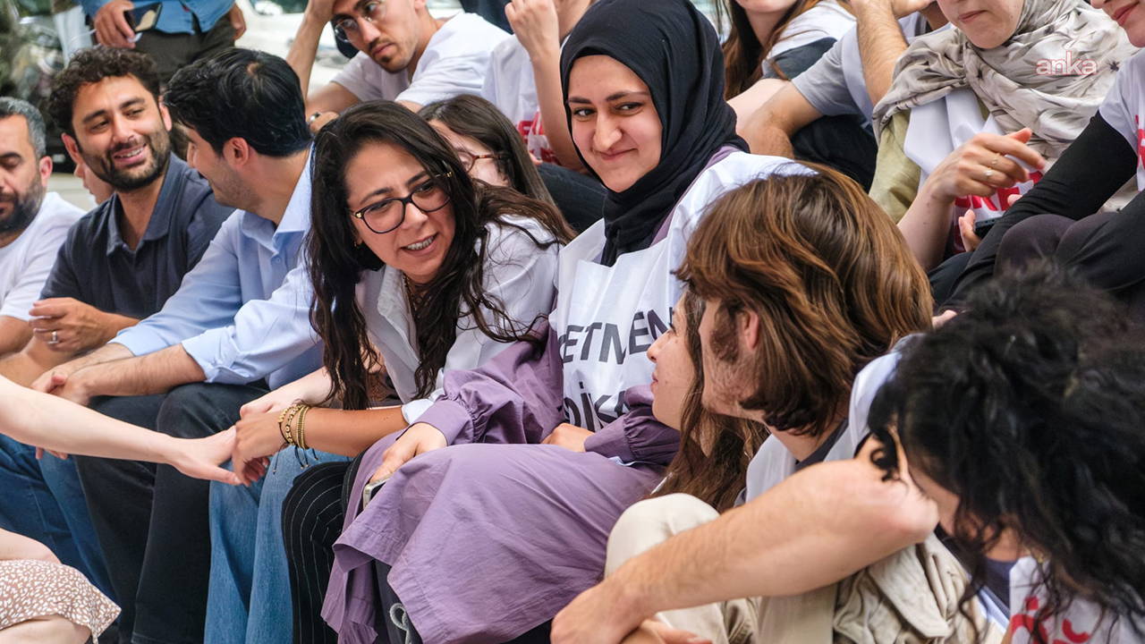 Sera Kadıgil'den iktidara sert tepki: 'Yazıklar olsun hepinize, terk edin o koltukları