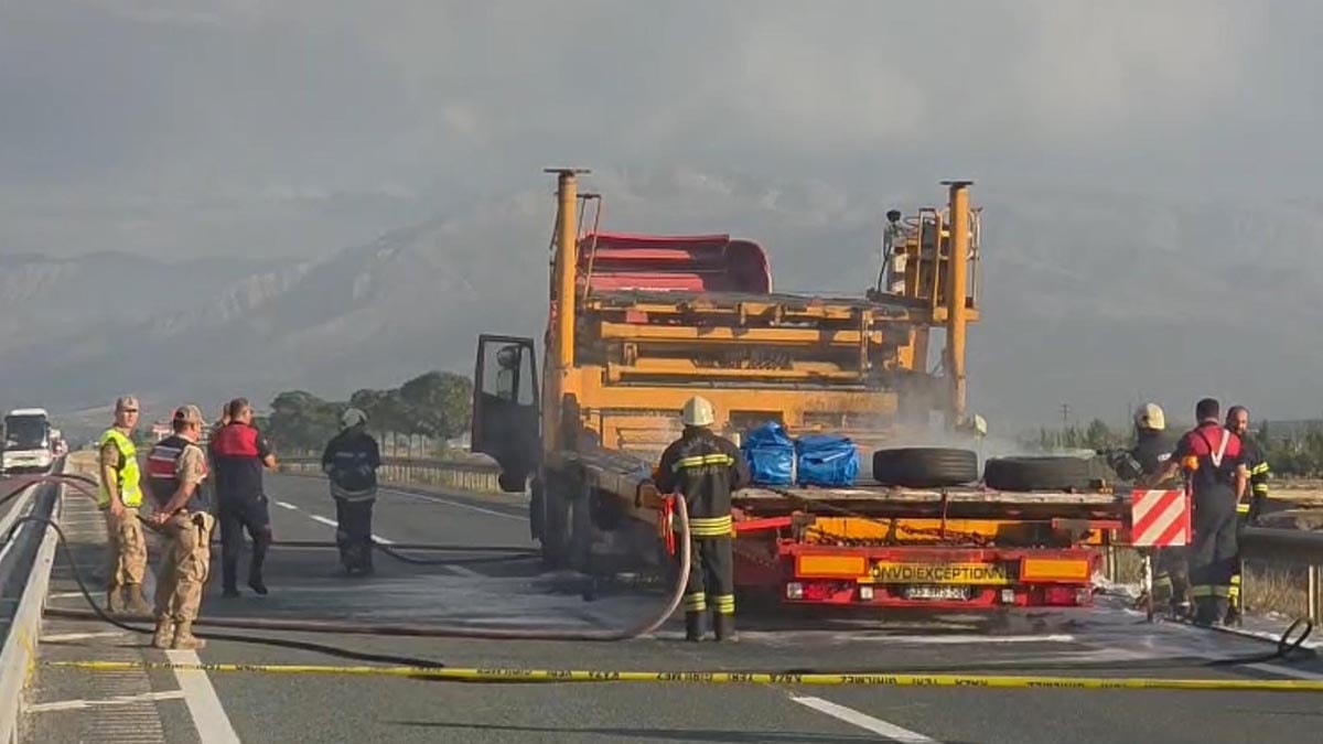 TIR'ın Dorseleri Alev Aldı: 8 Lastik Kül Oldu