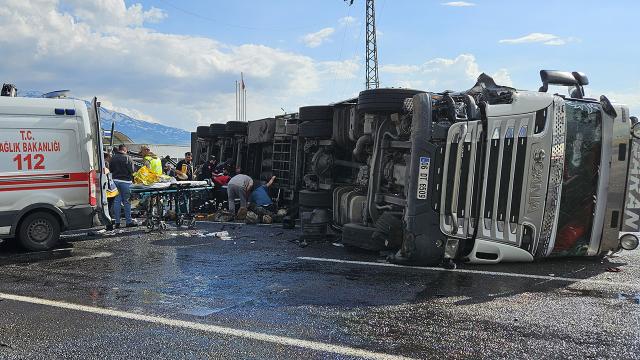 Tır motosikletin üzerine devrildi: 2 ölü, 3 yaralı