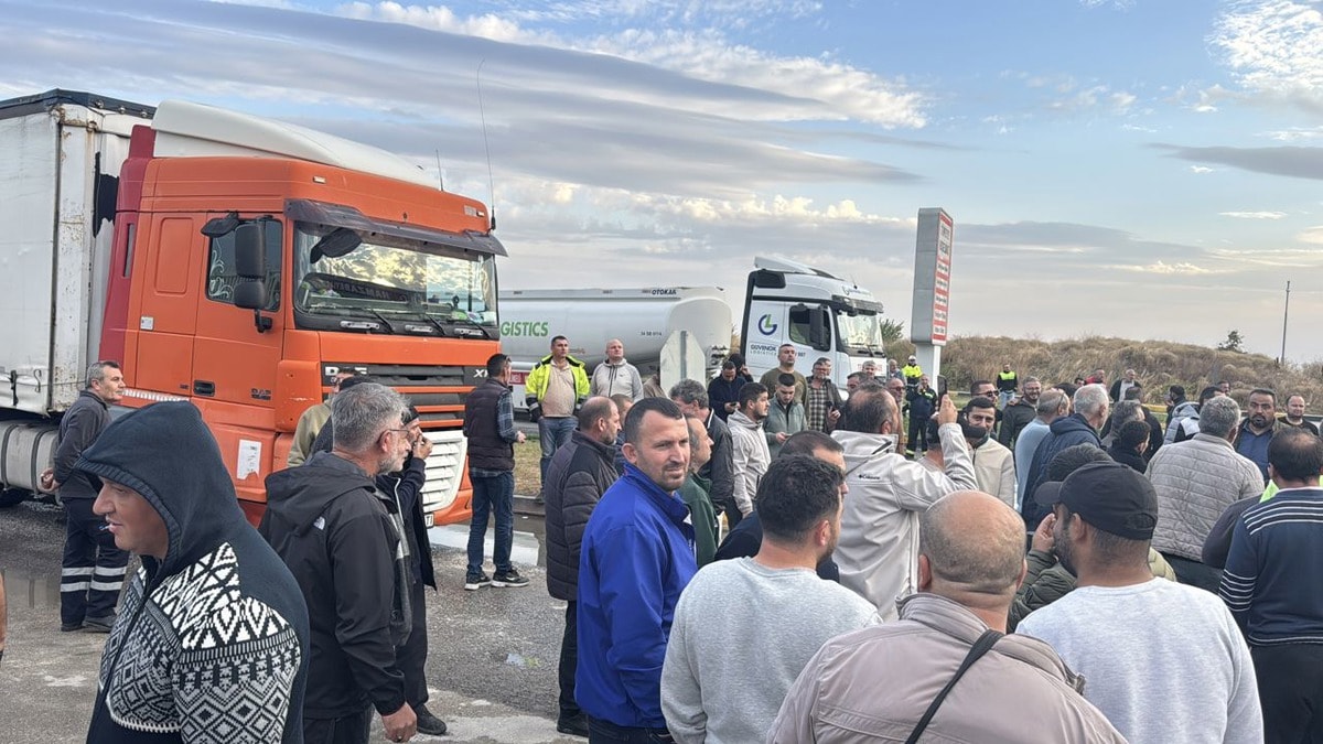 Tır Şoförleri Hamzabeyli Sınır Kapısını Geçişlere Kapattı