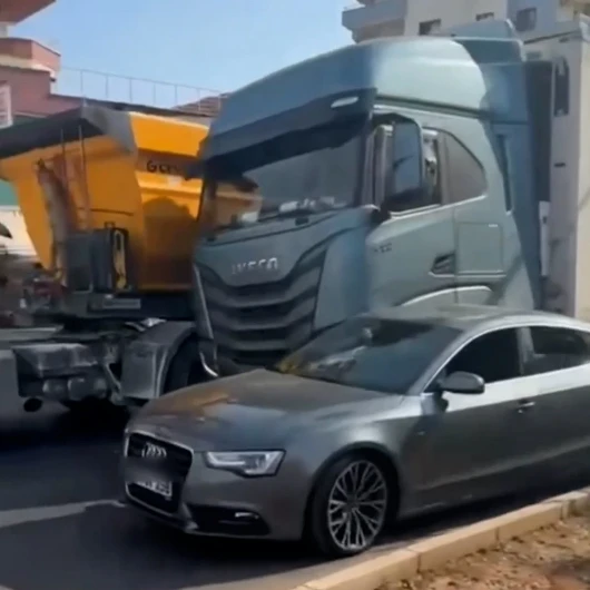 TIR Şoförü, Camını Kıran Sürücünün Aracına Çarpıp Kaçtı: Kaza Anı Kamerada