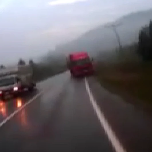 TIR şoförünün hatalı sollaması: 24 işçinin hayatı kıl payı kurtuldu