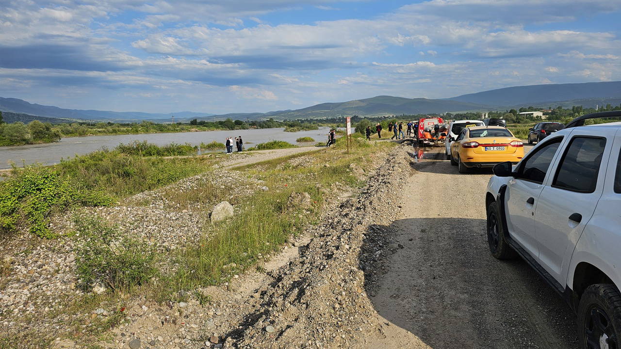 Tokat'ta araç Kelkit Çayı'na düştü: 2 kişi kayıp