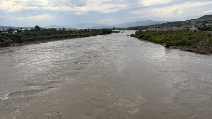 Tokat'ta Kelkit Çayı'na düşen iki genç akıntıya kapıldı