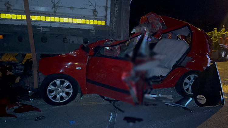 Tokat'ta feci kaza: TIR'a arkadan çarpan otomobildeki 21 yaşındaki sürücü hayatını kaybetti