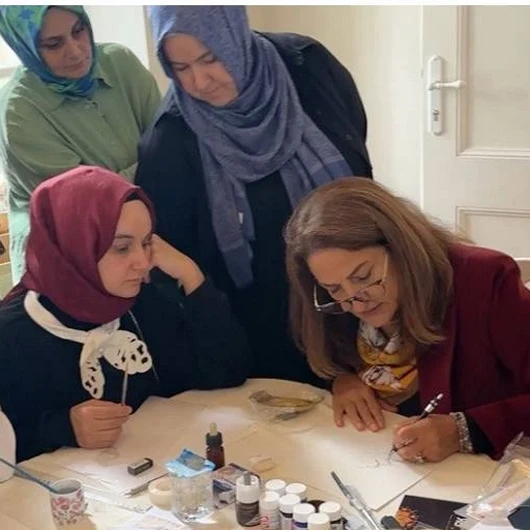 Tophane Kasrı'nda Tezhip Atölyesi: Altın Ezerek Rumi Desen İşlediler