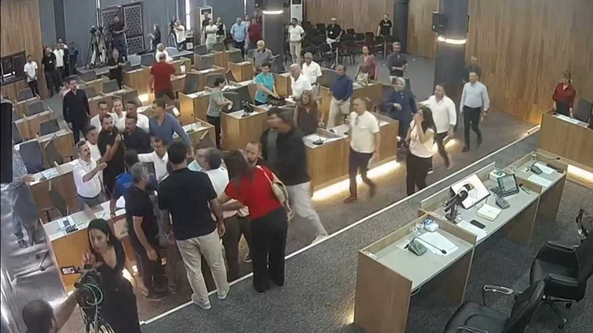 Toroslar'da Meclis Karıştı: CHP'li Başkandan Arbede