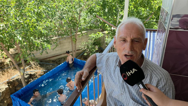 Torunlar 'Deniz İstedik' Deyince Dede Traktör Römorkunu Havuza Çevirdi