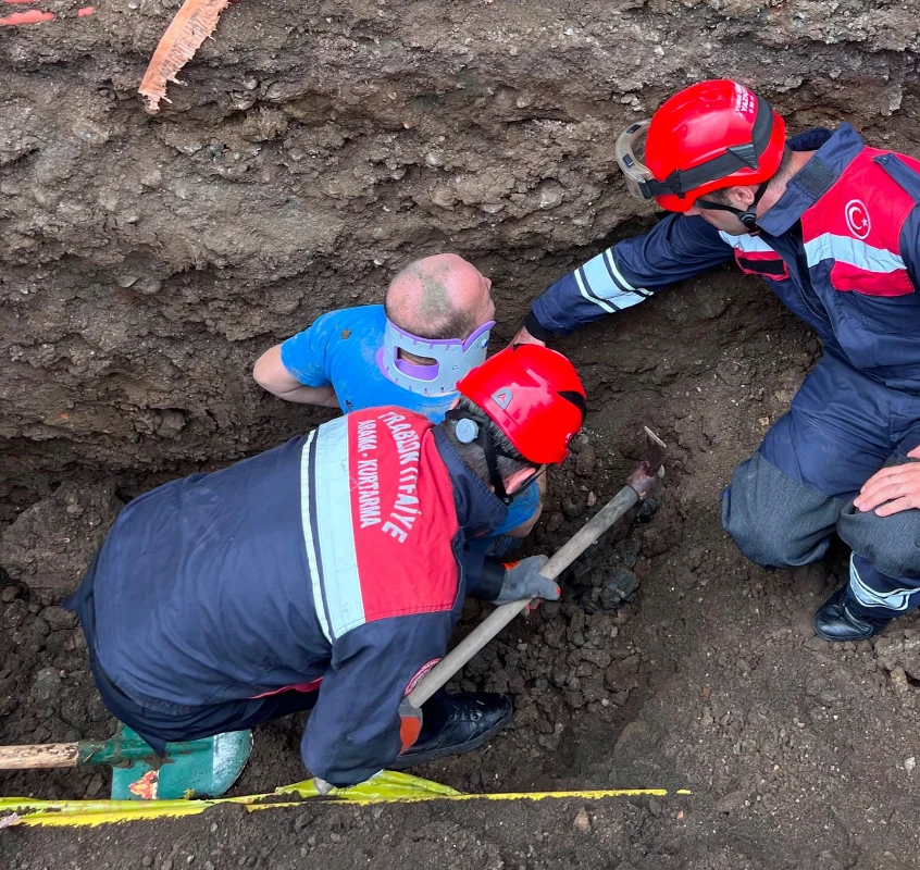 Trabzon'da toprak kayması: İşçi göçük altından sağ kurtarıldı