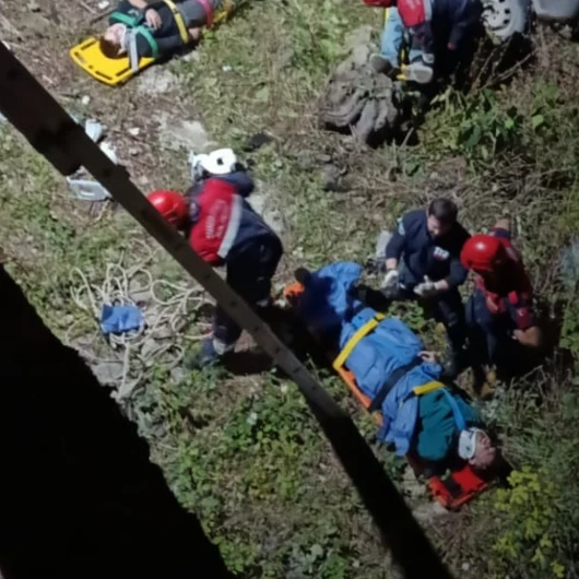 Trabzon'da cip dereye yuvarlandı: 5 yaralı