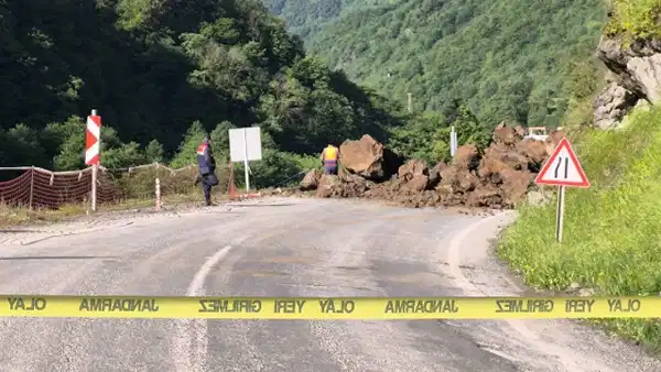 Trabzon-Bayburt kara yolunda heyelan: Ulaşıma kapandı