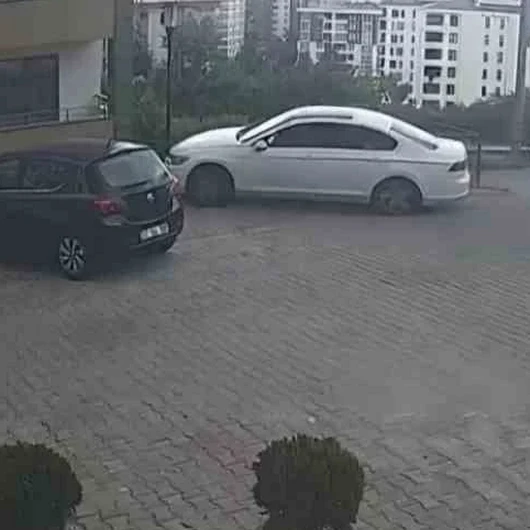 Trabzon'da fren yerine gaza basan kadın site duvarından uçtu