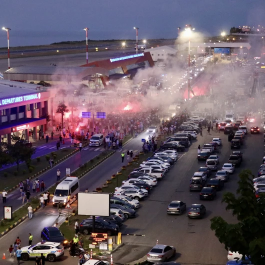 Trabzon Geceyi Aydınlattı: Salah'a Coşkulu Karşılama