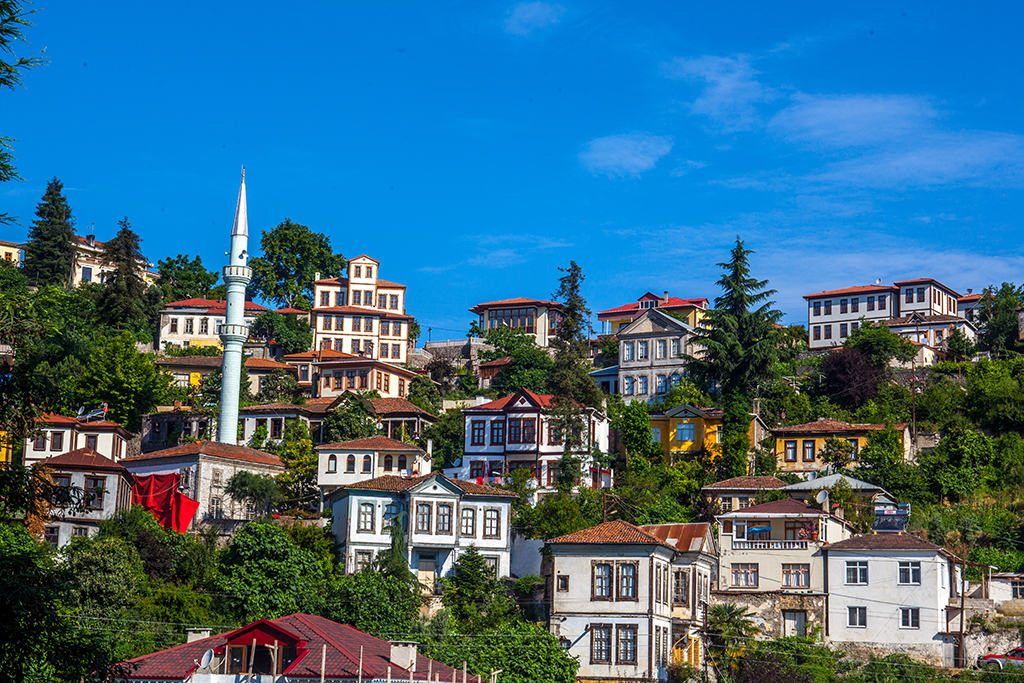 Trabzon ve Giresun'da Sağanak Felç Etti: Yol ve İstinat Duvarı Çöktü