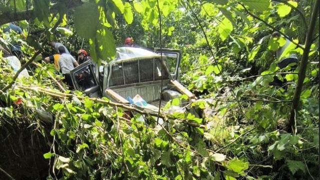 Trabzon'da kamyonet fındık bahçesine devrildi: 1 ölü, 5 yaralı