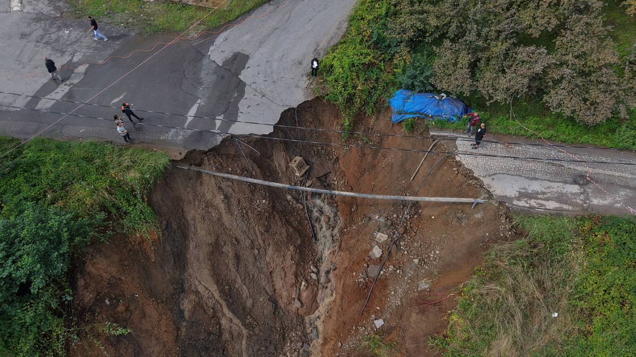 Trabzon'da Mahalle Yolu Çöktü: 2 Yaralı, İnceleme Başlatıldı