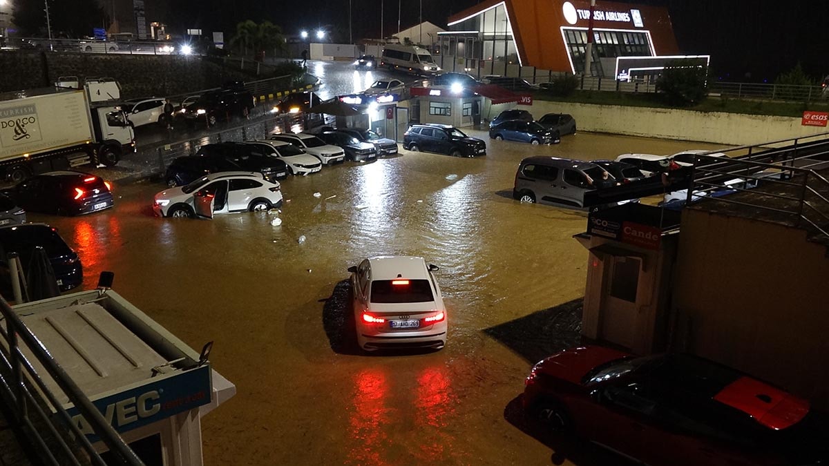 Trabzon'da Sağanak Felç Etti: Cadde ve Sokaklar Göle Döndü