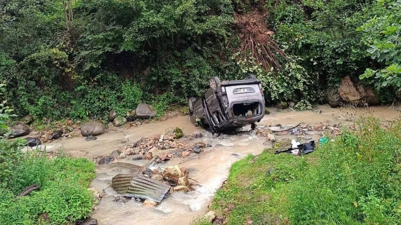 Trabzon'da hafif ticari araç dereye yuvarlandı: 3'ü ağır, 5 yaralı