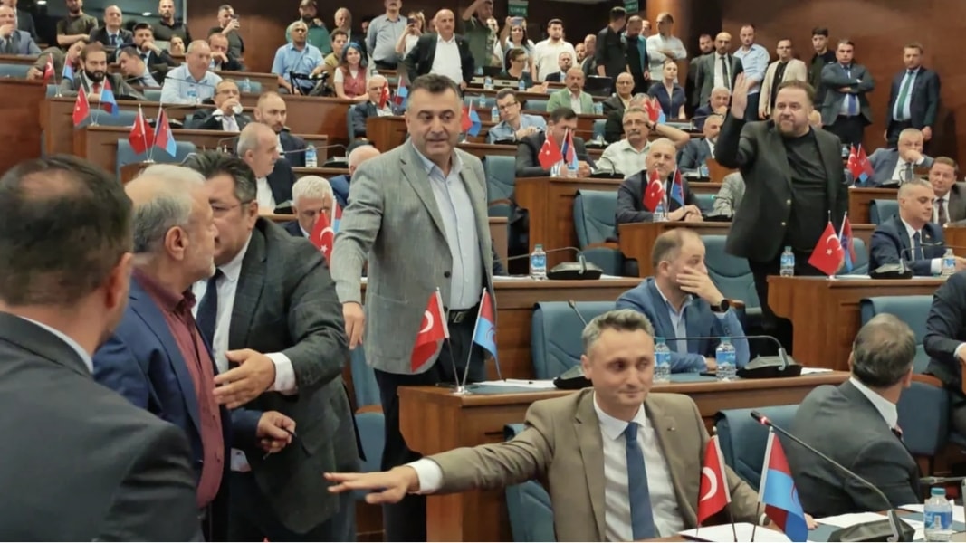 Trabzon'da özür krizi: CHP meclisi terk etti