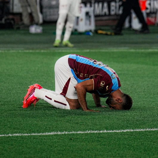 Trabzonspor Başakşehir'i 2-1 Geçti: Salah'ın Yıldızlaştığı Maçta 3 Puan