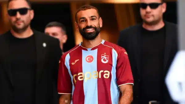 Trabzonspor’un yıldız transferi taraftar önünde imzayı attı