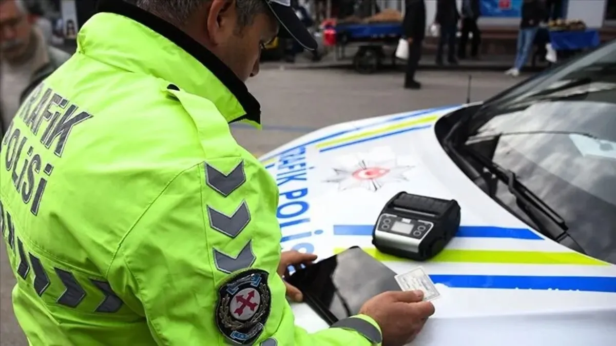 Trafikte yeni kurallar: Araç kokusu ve telefon tutucu yasaklandı