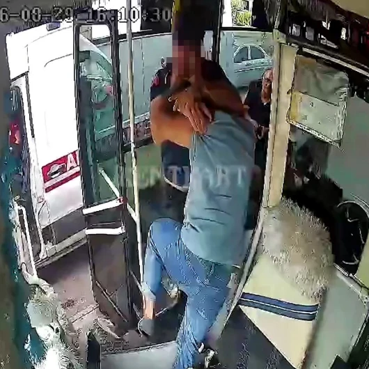 Trafikte Yol Verme Tartışması Kanlı Bitti: Ambulans Şoförü Otobüse Daldı