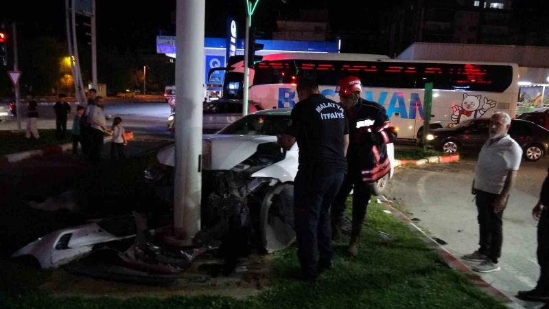 Trambüs direğine çarpan otomobilde yaralı sürücü ambulansı terk etti