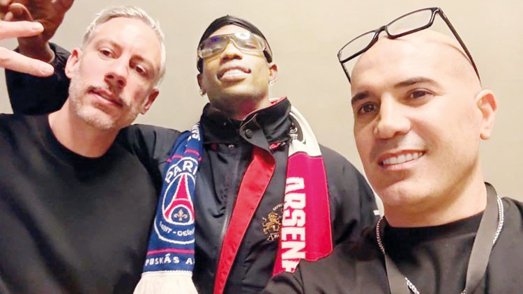 Travis Scott İstanbul'da Kuliste DJ Eren AB ile Poz Verdi