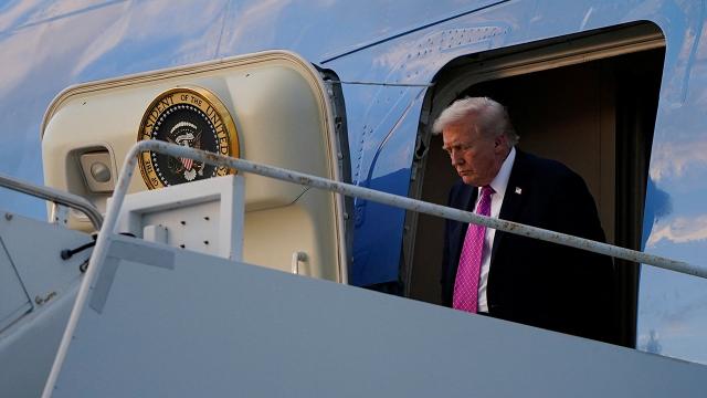 Trump'ın Uçağında Acil Durum Kaydırağı Panik Yarattı