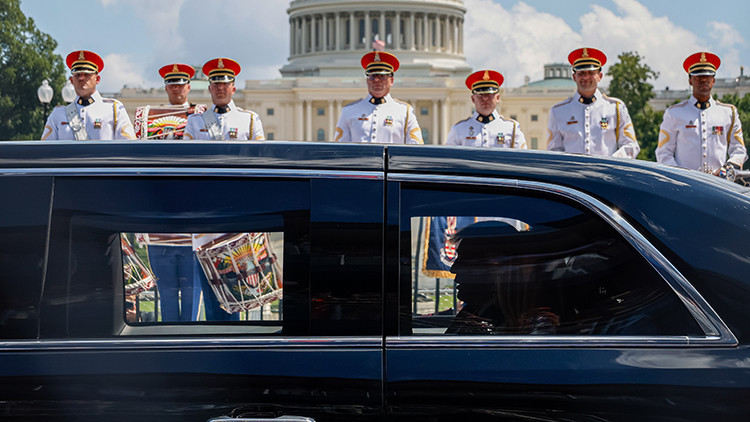 Trump Çifti 'Canavar'la Yarış Pistine Tür Attı