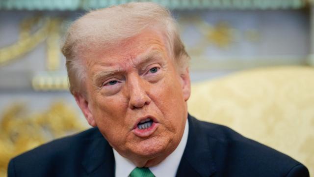 Trump, ekonomi sorularına sinirlenip röportajı terk etti
