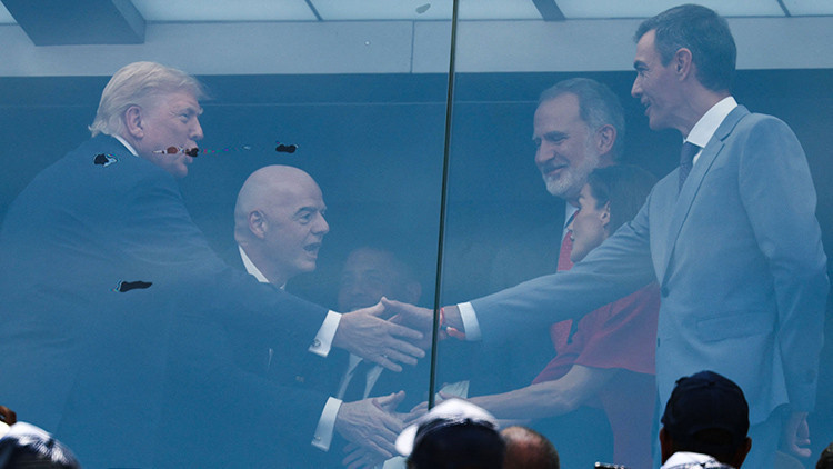 Trump-Sanchez gerginliği Dünya Kupası finalinde tokalaşmayla son buldu