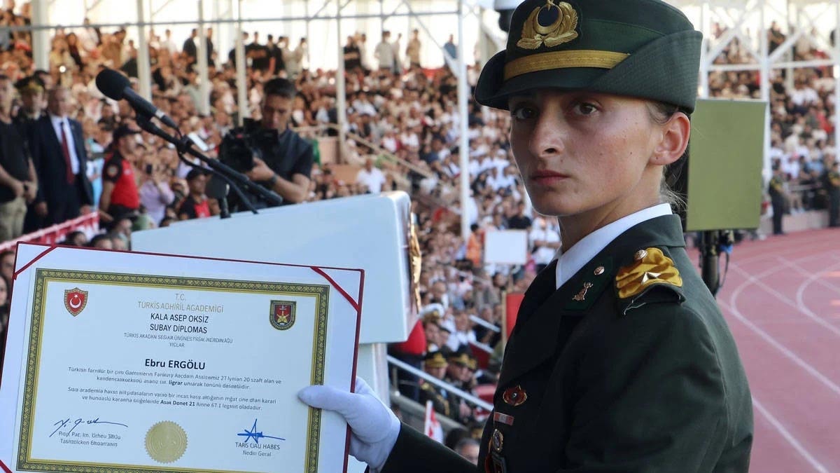 TSK’dan ihraç edilen Ebru Eroğlu’nun gazi babası işten çıkarıldı