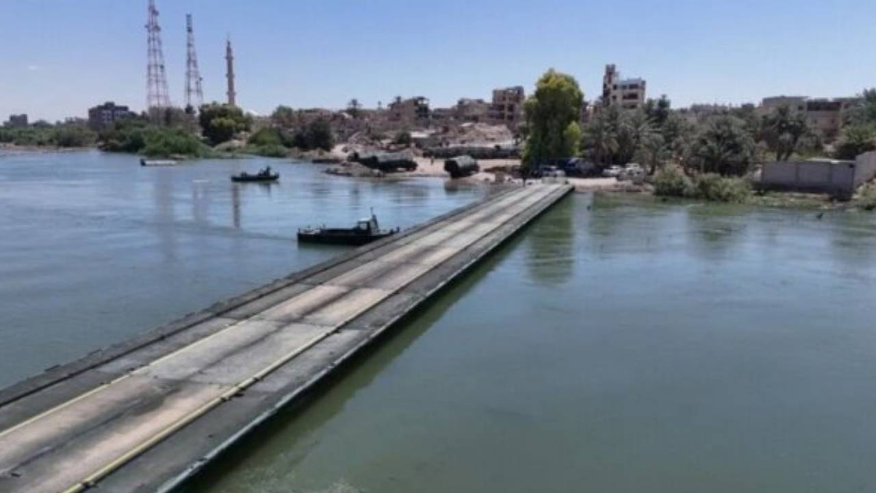 TSK ve Suriye Ordusu Fırat'a Yüzer Köprü İnşa Etti