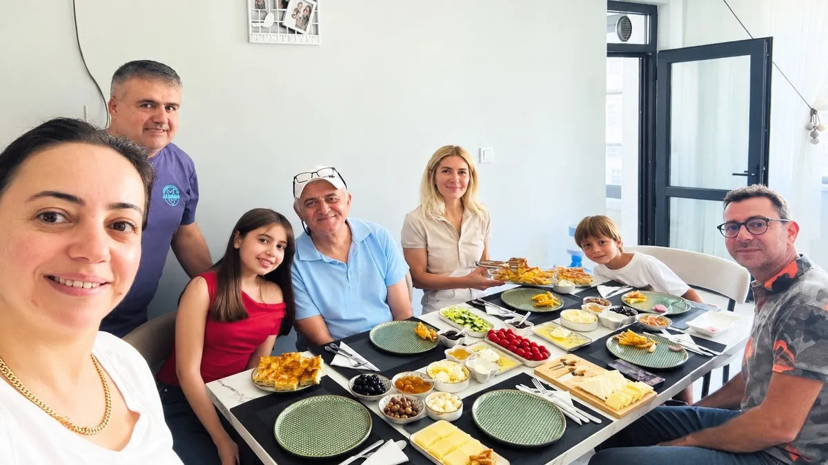 Tuana'nın Böbreğiyle Hayata Tutunan Elif, 5 Yıl Sonra Ailesiyle Buluştu