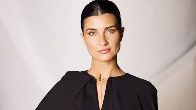 Tuba Büyüküstün Çin'de büyük beğeni topladı