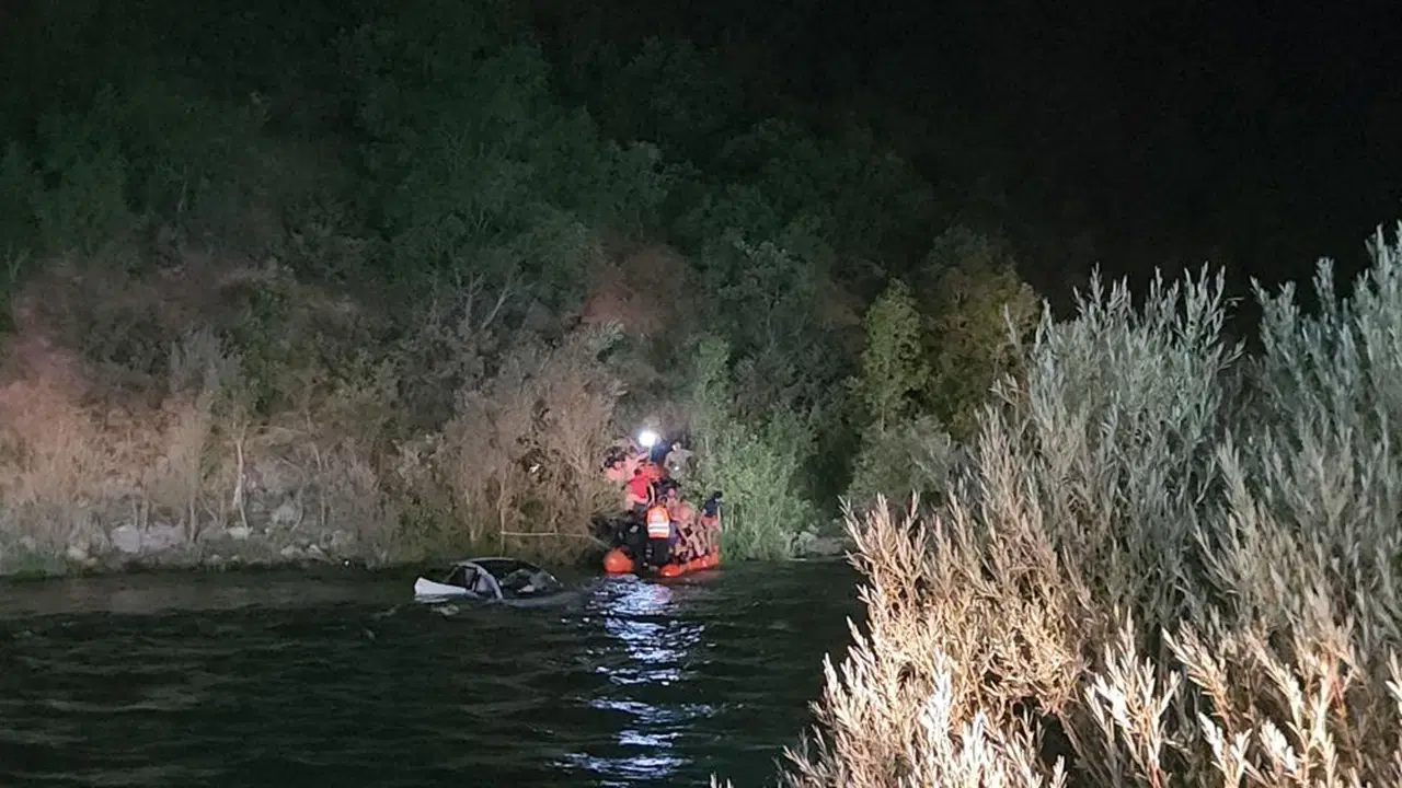 Tunceli'de araç uçurumdan nehre yuvarlandı: 2 yaralı