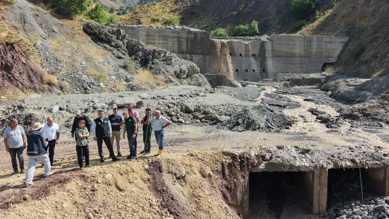 Tunceli'de Sağanak Köy Yollarını Vurdu