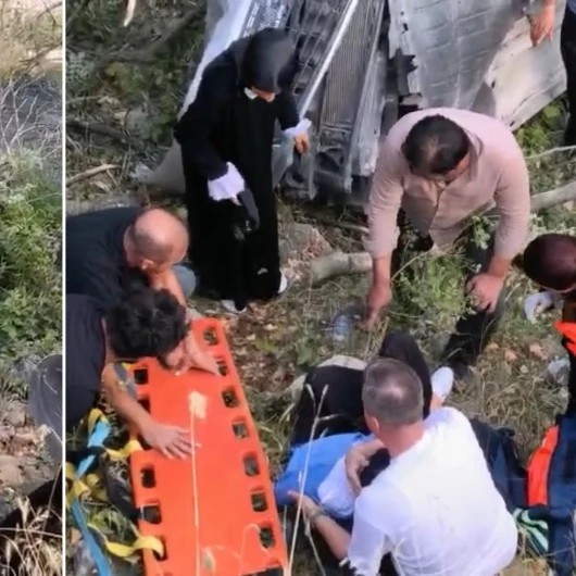 Tunceli'de Hafif Ticari Araç Çay Kenarına Devrildi: 2'si Ağır 5 Yaralı