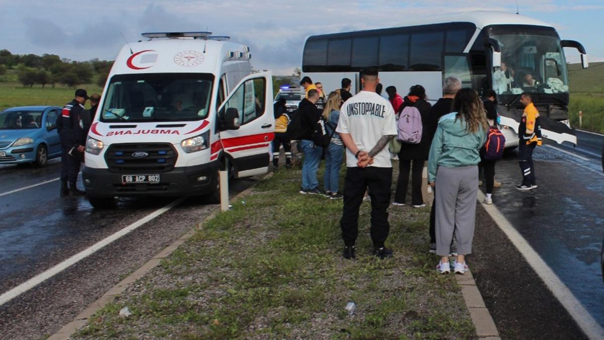 Tur otobüsü kaygan yolda karşı şeride geçti: 16 yaralı