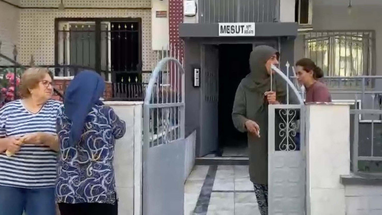Boşanma aşamasındaki eşini öldürüp kızını yaraladı