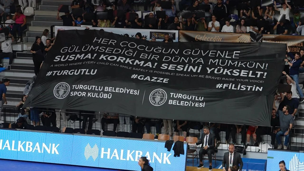 Turgutlu'da Okul Saldırısına Tribünden Tepki: Çocuklara Şiddete Karşı Koreografi