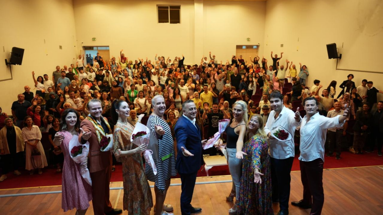 Turhal'da Neşe Dolu Tiyatro Gecesi: Sanatseverler Bir Arada