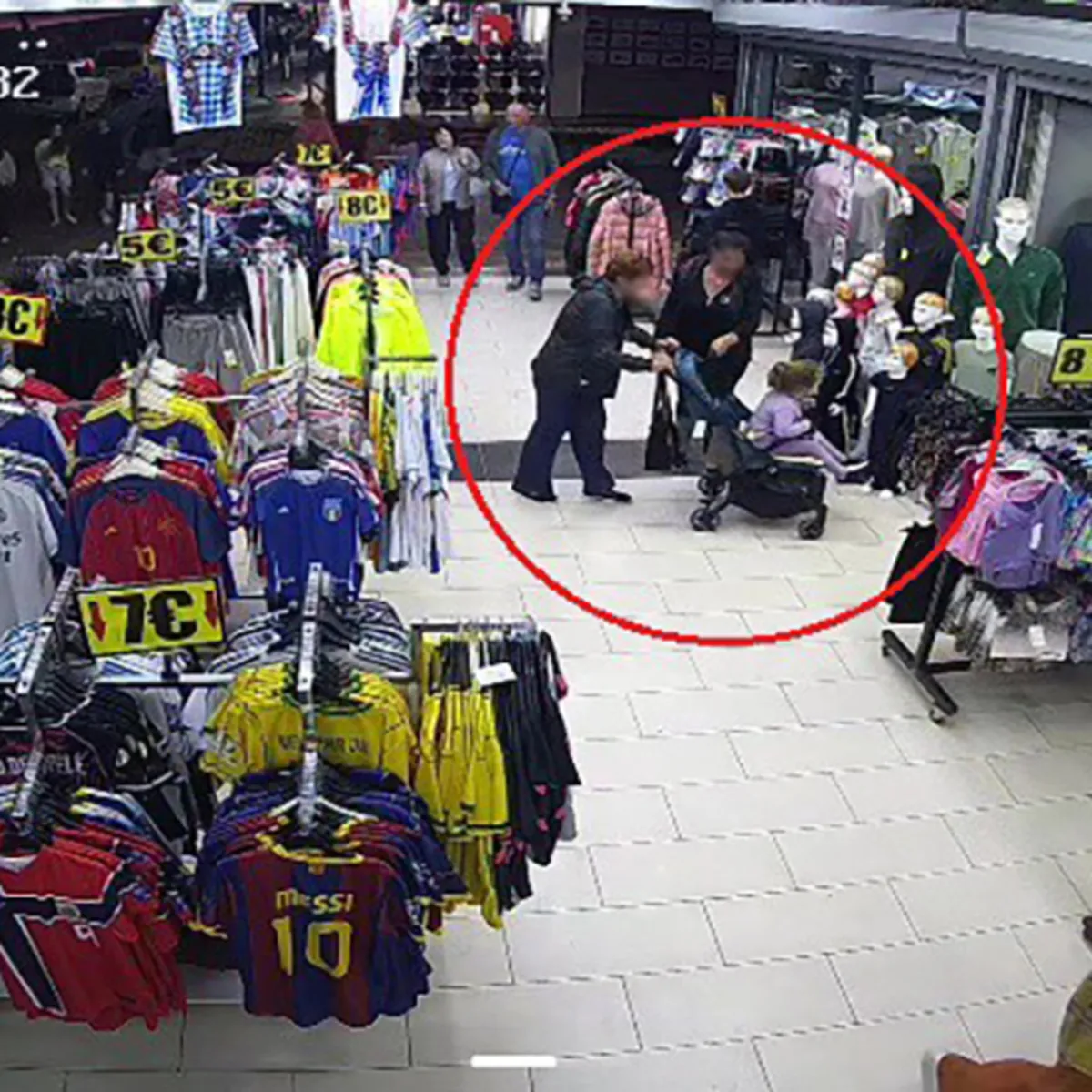 Turist Kadınların Bebek Arabalı Hırsızlığı: Otel Bilekliği Yakalattı