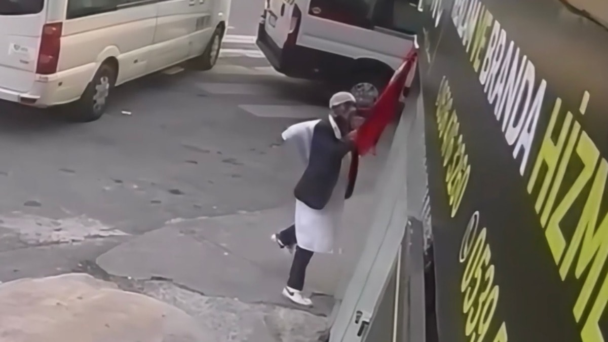 Türk bayrağını söküp yere attı: Sanığın savunması şaşkına çevirdi